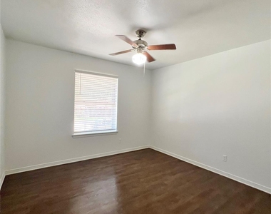 1008 Pine Tree Lane - Photo Thumbnail 12
