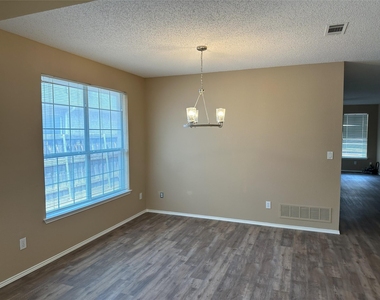 7800 Crestview Drive - Photo Thumbnail 3