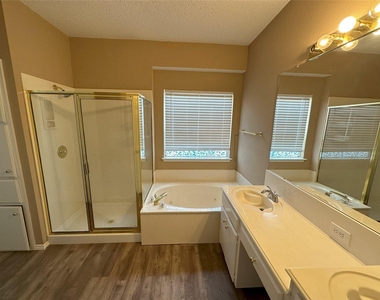 7800 Crestview Drive - Photo Thumbnail 8