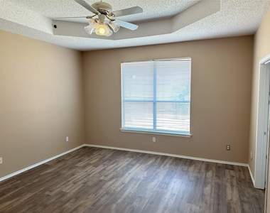 7800 Crestview Drive - Photo Thumbnail 7