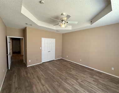 7800 Crestview Drive - Photo Thumbnail 9