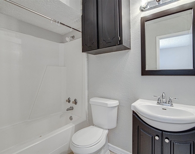 833 Springhill Drive - Photo Thumbnail 12