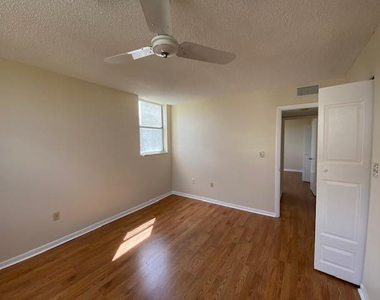 1820 N 81st Avenue - Photo Thumbnail 7