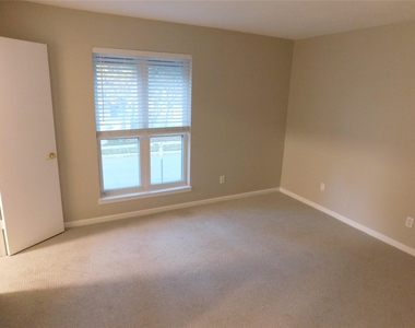 4239 Mckinney Avenue - Photo Thumbnail 9