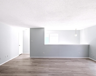 8560 Park Lane - Photo Thumbnail 4