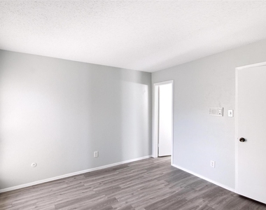 8560 Park Lane - Photo Thumbnail 12