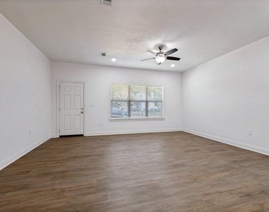 4224 Colonial Avenue - Photo Thumbnail 6
