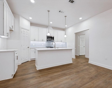 4224 Colonial Avenue - Photo Thumbnail 9