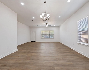 4224 Colonial Avenue - Photo Thumbnail 5