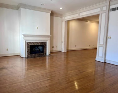 2885 Woodside Street - Photo Thumbnail 2