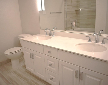 1514 E 15th Street - Photo Thumbnail 11