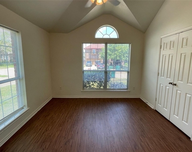 921 Simon Drive - Photo Thumbnail 3