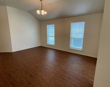 921 Simon Drive - Photo Thumbnail 4