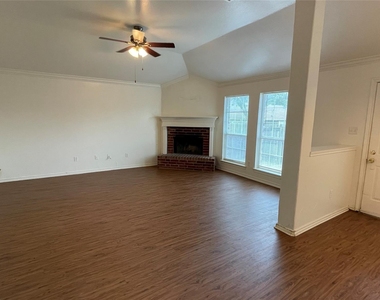 921 Simon Drive - Photo Thumbnail 7