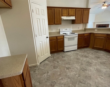 921 Simon Drive - Photo Thumbnail 11