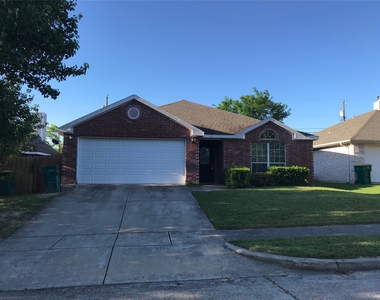 921 Simon Drive - Photo Thumbnail 1