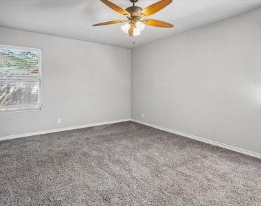 907 Melrose Drive - Photo Thumbnail 7