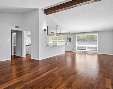 907 Melrose Drive - Photo Thumbnail 3