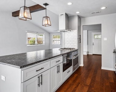 907 Melrose Drive - Photo Thumbnail 5