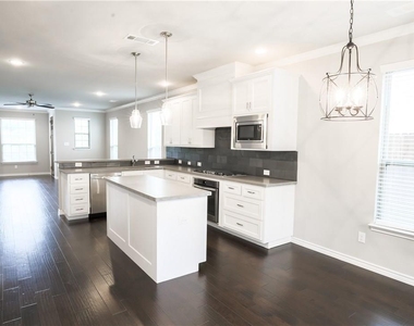 2605 Mccart Avenue - Photo Thumbnail 9