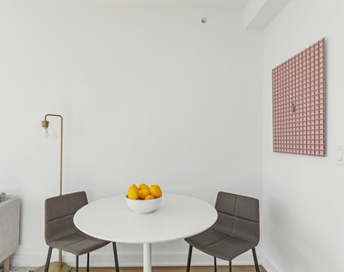Studio in Long Island City - Photo Thumbnail 3