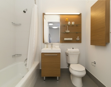 Studio in Long Island City - Photo Thumbnail 2