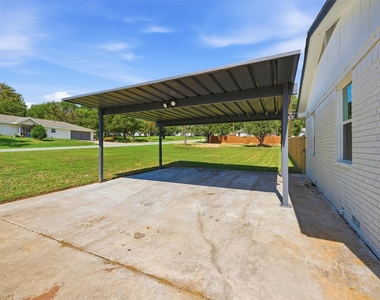 703 E Sears Street - Photo Thumbnail 2