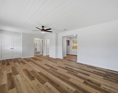 703 E Sears Street - Photo Thumbnail 6