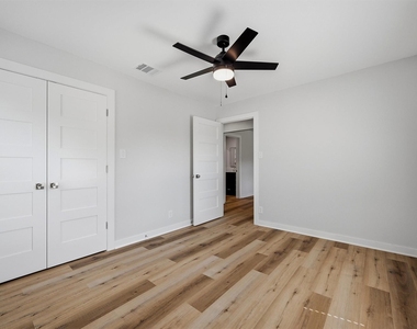 703 E Sears Street - Photo Thumbnail 14