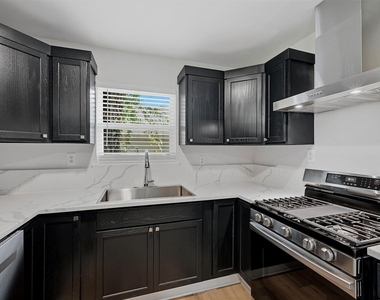 703 E Sears Street - Photo Thumbnail 10
