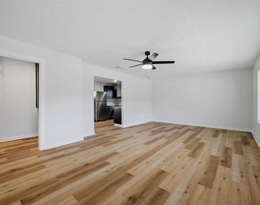 703 E Sears Street - Photo Thumbnail 4