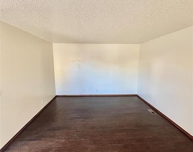 233 Chalmette Drive - Photo Thumbnail 7