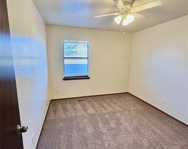 233 Chalmette Drive - Photo Thumbnail 13