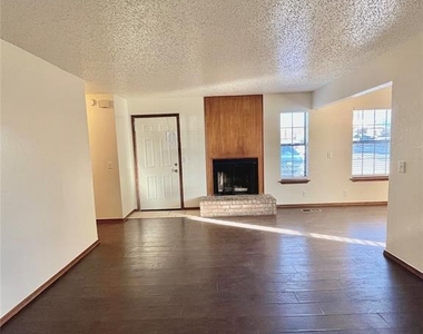 233 Chalmette Drive - Photo Thumbnail 6