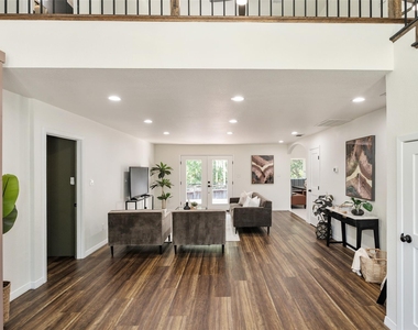 2107 Elmwood Boulevard - Photo Thumbnail 4