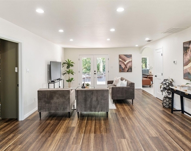 2107 Elmwood Boulevard - Photo Thumbnail 10