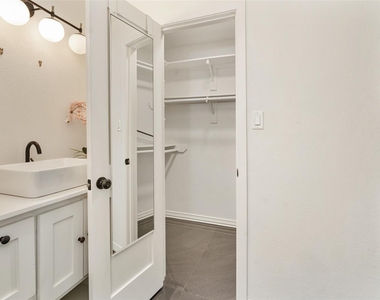 2107 Elmwood Boulevard - Photo Thumbnail 30