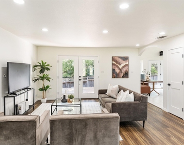 2107 Elmwood Boulevard - Photo Thumbnail 8