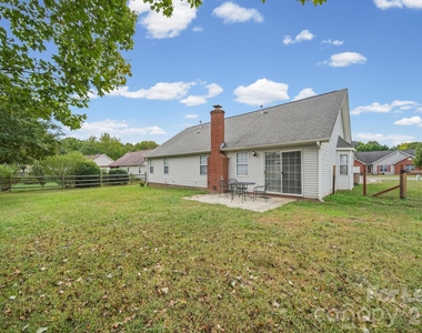 1012 Ridgefield Circle - Photo Thumbnail 3