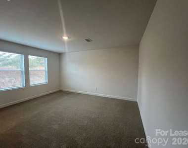 1241 30th Street Lane Ne - Photo Thumbnail 7