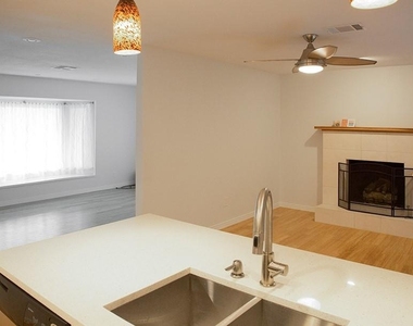 628 Dumont Drive - Photo Thumbnail 4