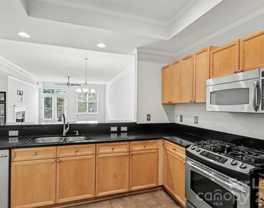 405 W 7th Street - Photo Thumbnail 8