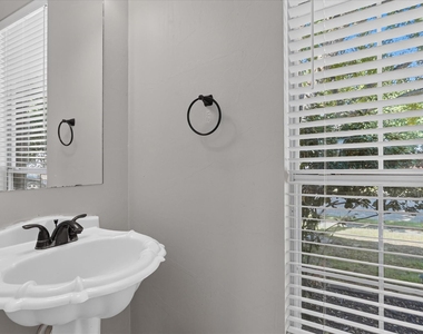 805 Sierra Lane - Photo Thumbnail 8
