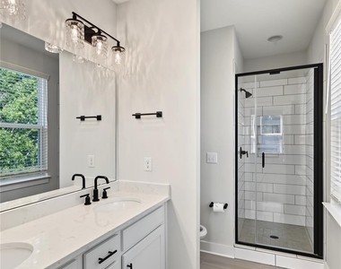1245 Lomax Avenue - Photo Thumbnail 4