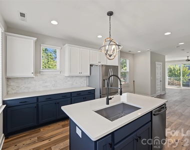 1245 Lomax Avenue - Photo Thumbnail 11