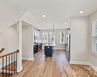 1245 Lomax Avenue - Photo Thumbnail 8