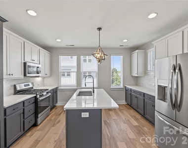 1245 Lomax Avenue - Photo Thumbnail 2
