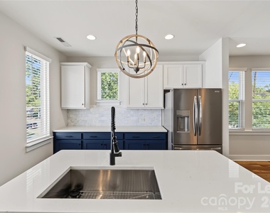1245 Lomax Avenue - Photo Thumbnail 9
