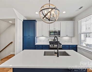 1245 Lomax Avenue - Photo Thumbnail 10