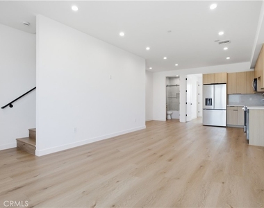 16106 Leadwell St - Photo Thumbnail 1